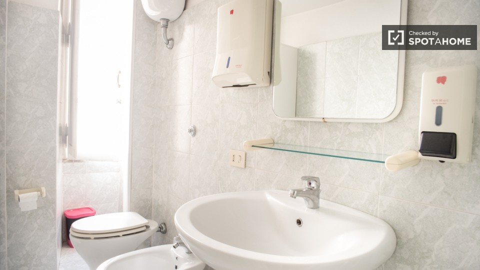 Immagine 16 di Camera condivisa in affitto  in Via Salaria a Roma