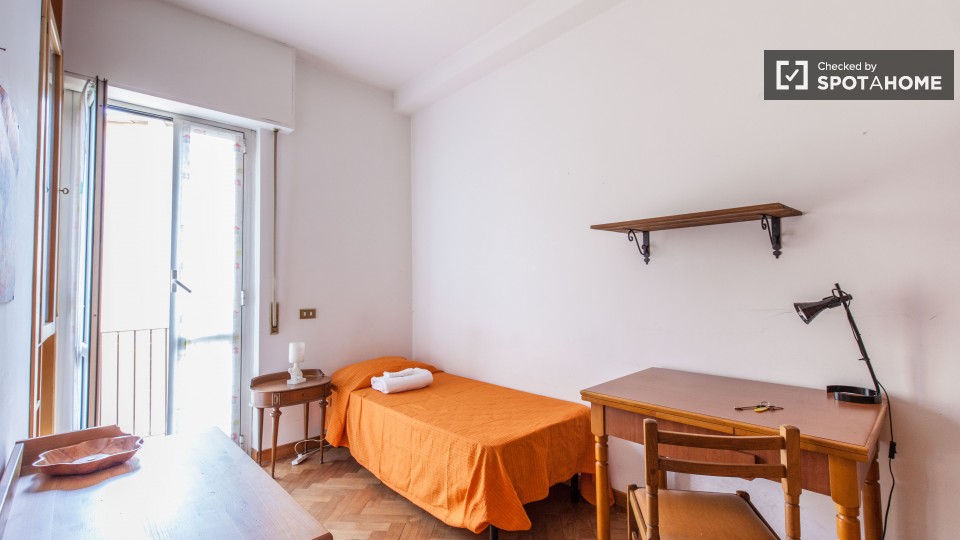 Immagine 1 di Camera condivisa in affitto  in Via Corinto a Roma