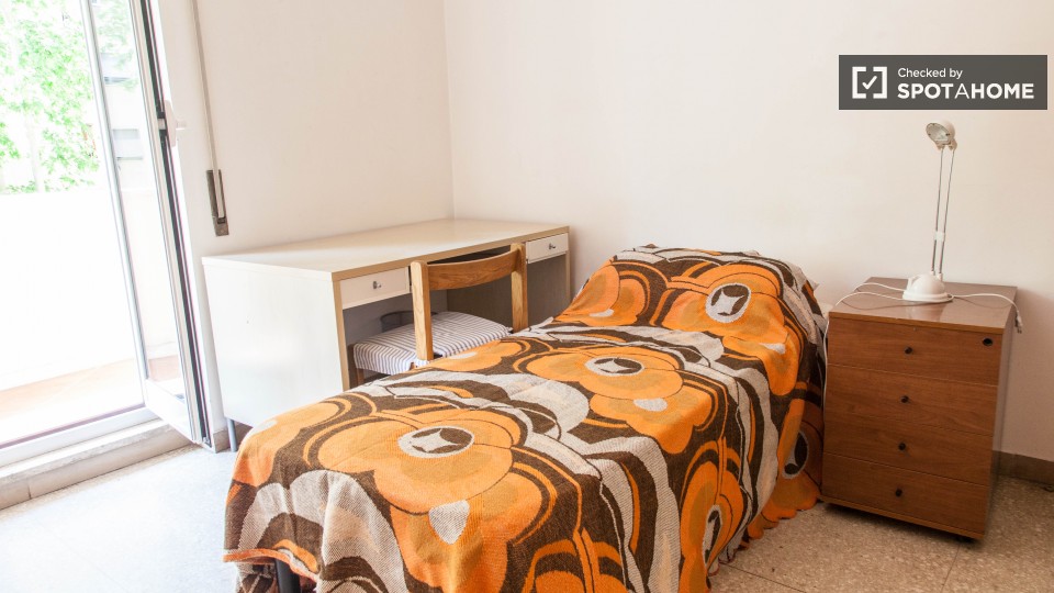 Immagine 1 di Camera condivisa in affitto  in Via Calpurnio Fiamma a Roma