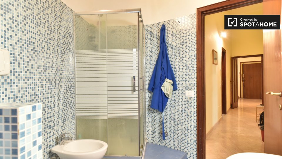Immagine 17 di Camera condivisa in affitto  in Piazza Vittorio Emanuele II, 00185 Roma RM, Italy a Roma