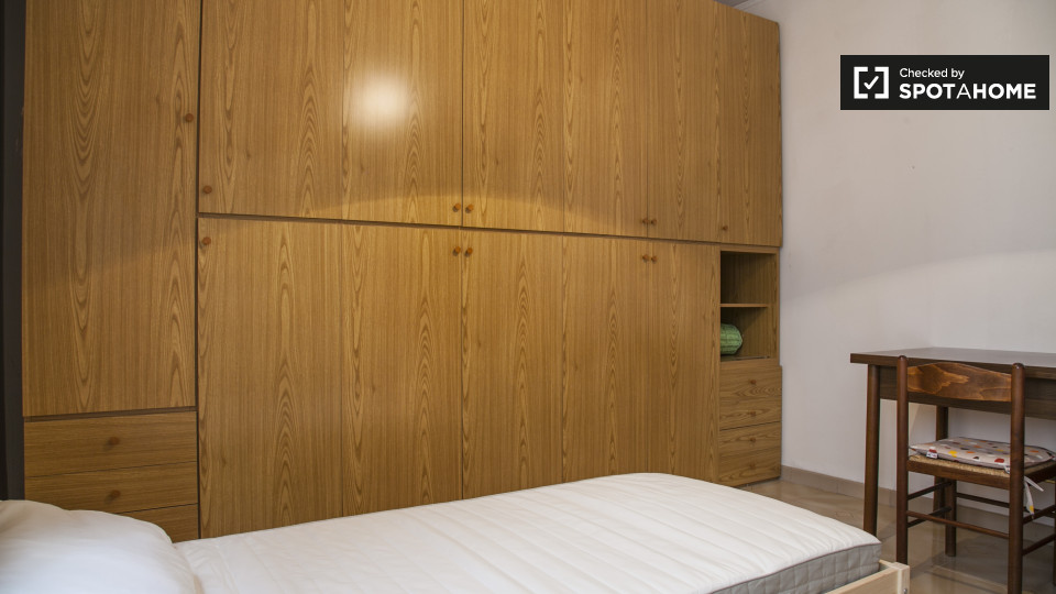 Immagine 19 di Camera condivisa in affitto  in Via Sestio Menas a Roma