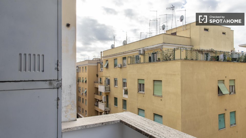 Immagine 19 di Appartamento in affitto  in Via Gian Luca Squarcialupo a Roma