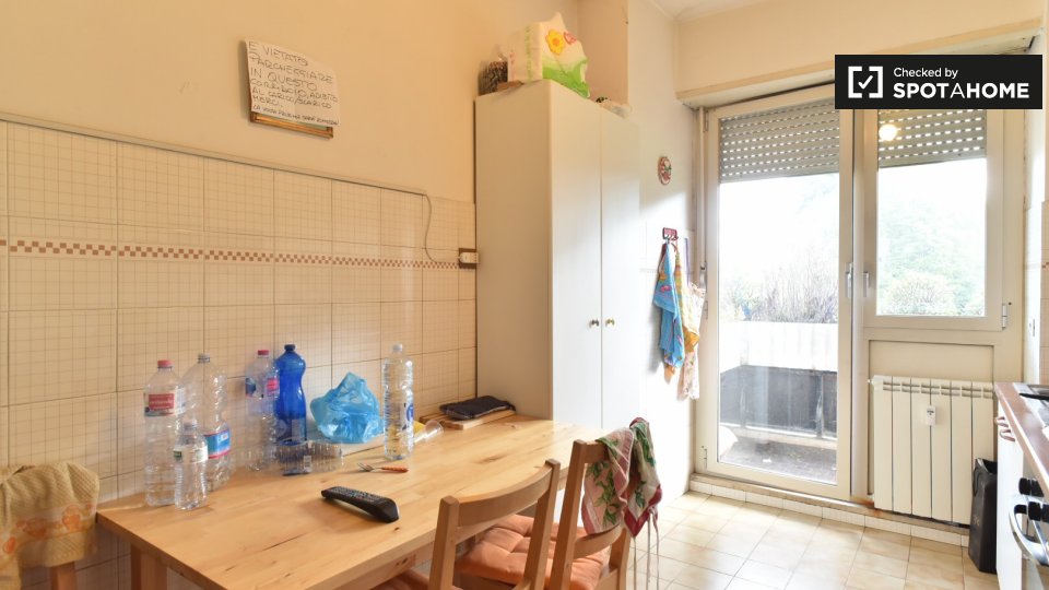 Immagine 8 di Camera condivisa in affitto  in Viale dei Caduti Nella Guerra di Liberazione a Roma