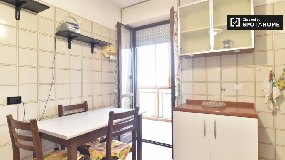 Immagine 6 di Camera condivisa in affitto  in Via Tullio Garbari, 00125 Roma RM, Italy a Roma