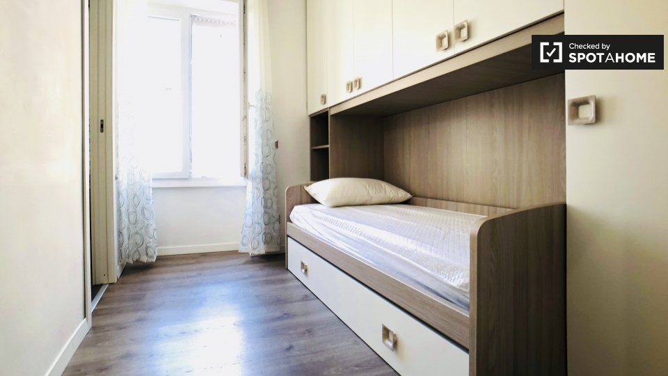 Immagine 14 di Camera condivisa in affitto  in Via Valdarno a Roma