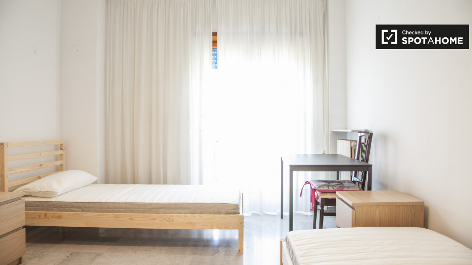 Immagine 2 di Camera condivisa in affitto  in Via Sestio Menas a Roma