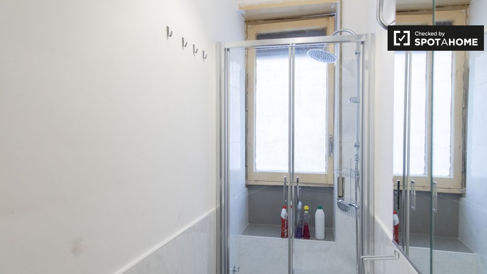 Immagine 13 di Camera condivisa in affitto  in Via Capo Miseno a Roma