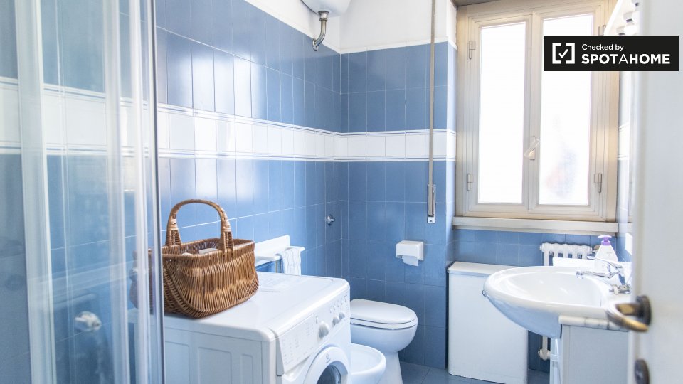 Immagine 17 di Camera condivisa in affitto  in Via Anastasio II a Roma