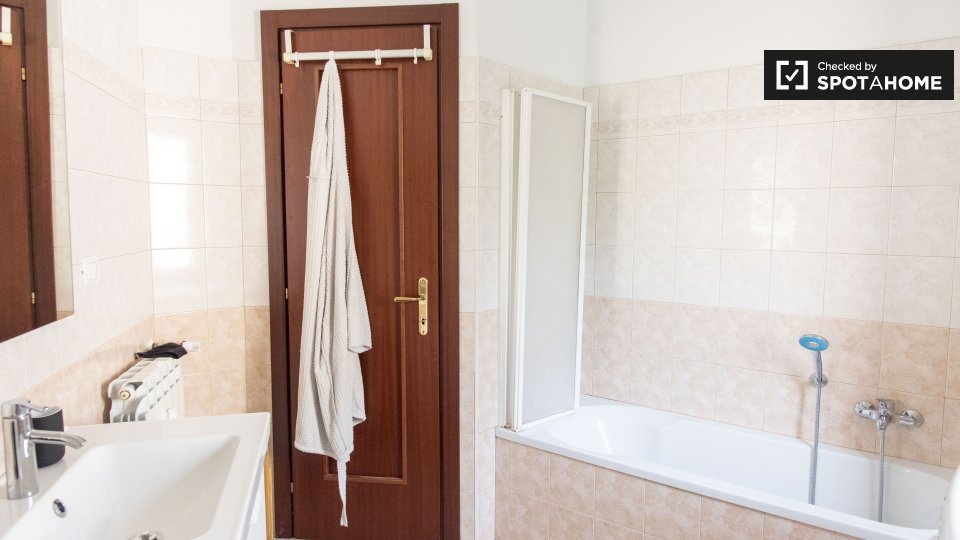 Immagine 18 di Appartamento in affitto  in Via Monte Bianco, 00141 Roma RM, Italy a Roma