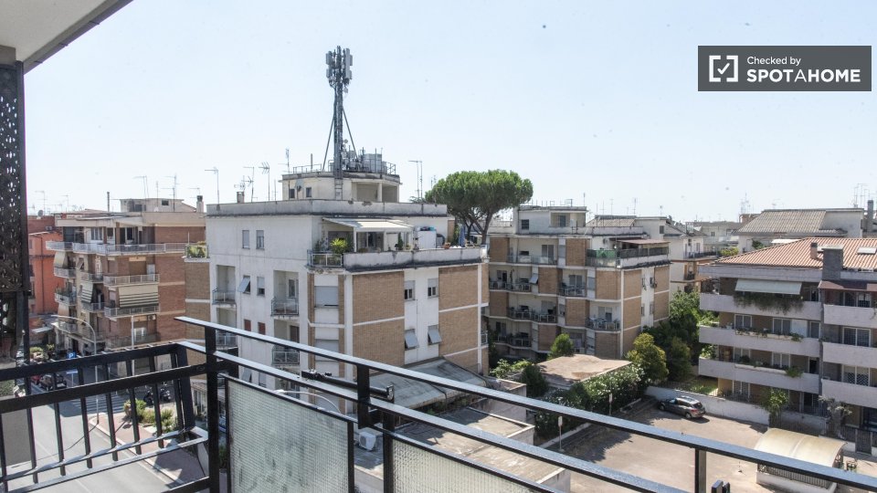 Immagine 11 di Appartamento in affitto  in Via Pietro Maffi a Roma