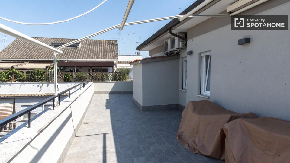 Immagine 14 di Appartamento in affitto  in Via Pietro Maffi a Roma