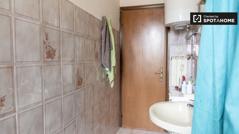 Immagine 10 di Camera condivisa in affitto  in Via Sinuessa a Roma