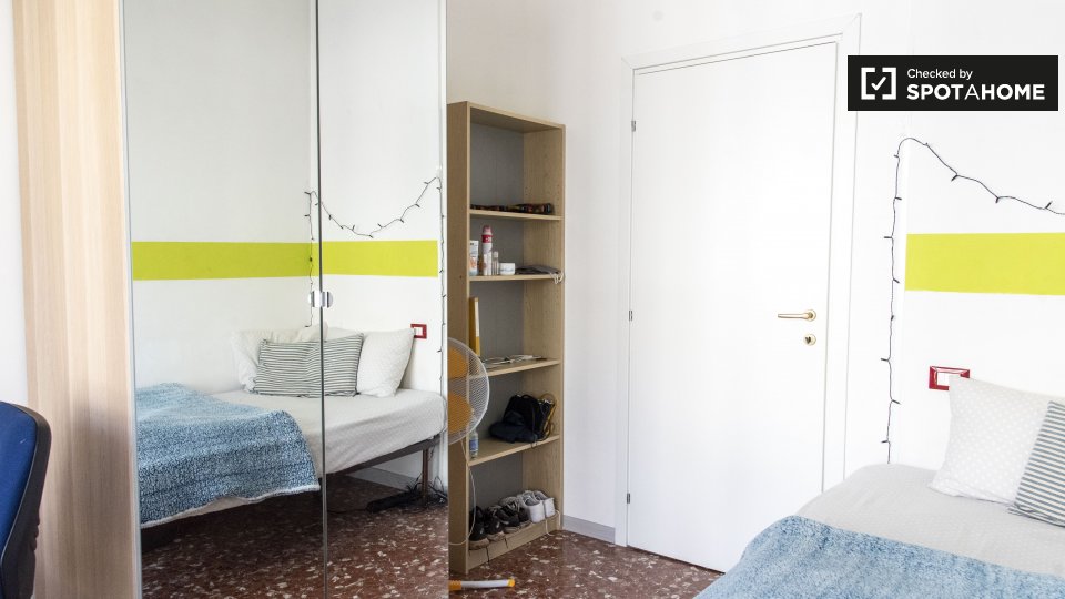 Immagine 12 di Camera condivisa in affitto  in Viale Palmiro Togliatti a Roma