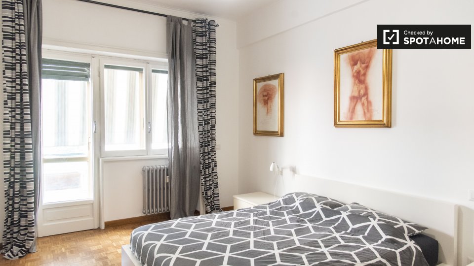 Immagine 12 di Camera condivisa in affitto  in Via Anastasio II a Roma