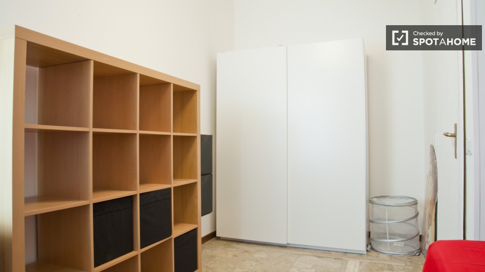 Immagine 3 di Camera condivisa in affitto  in Viale Libia a Roma