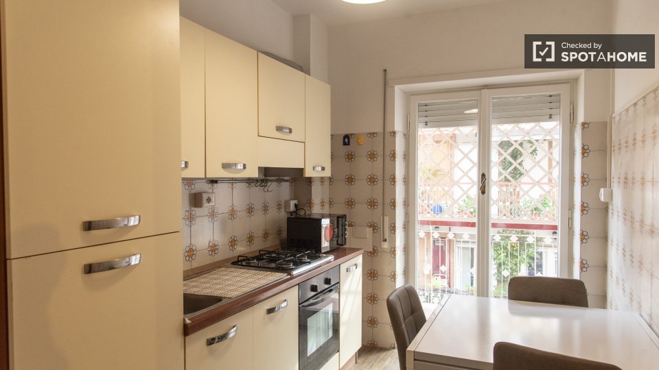 Immagine 13 di Camera condivisa in affitto  in Via Antonino Pio a Roma