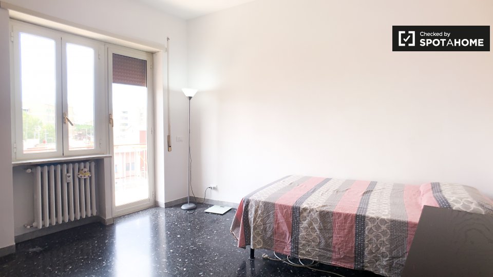 Immagine 3 di Camera condivisa in affitto  in Via Filippi, 00146 Roma RM, Italy a Roma