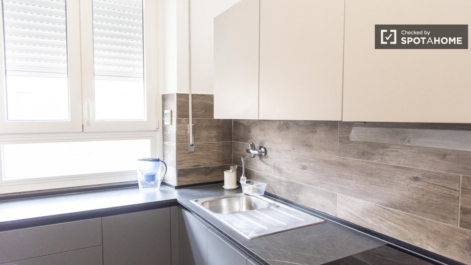 Immagine 7 di Camera condivisa in affitto  in Via Vetulonia a Roma