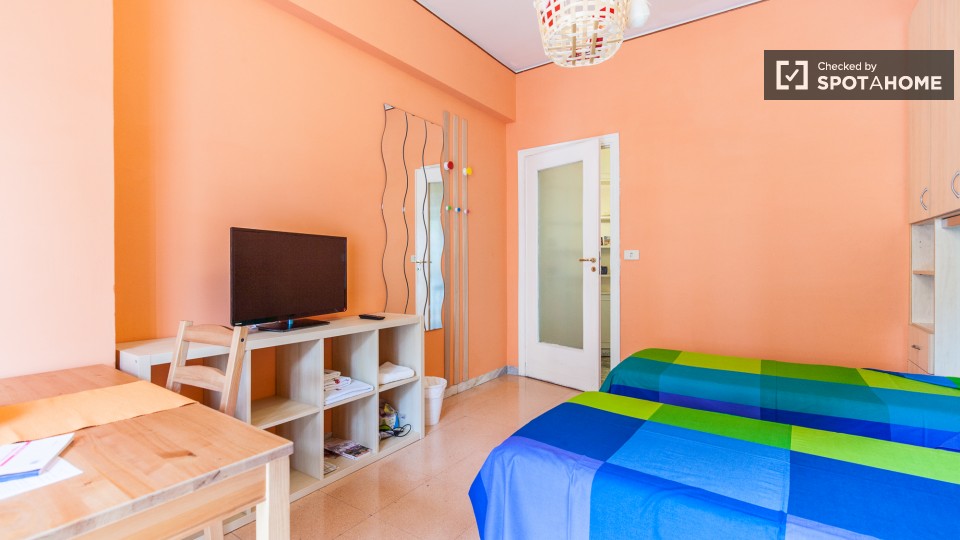 Immagine 3 di Camera condivisa in affitto  in Viale Partenope a Roma