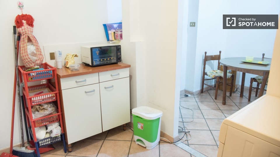 Immagine 6 di Camera condivisa in affitto  in Via Ostiense a Roma