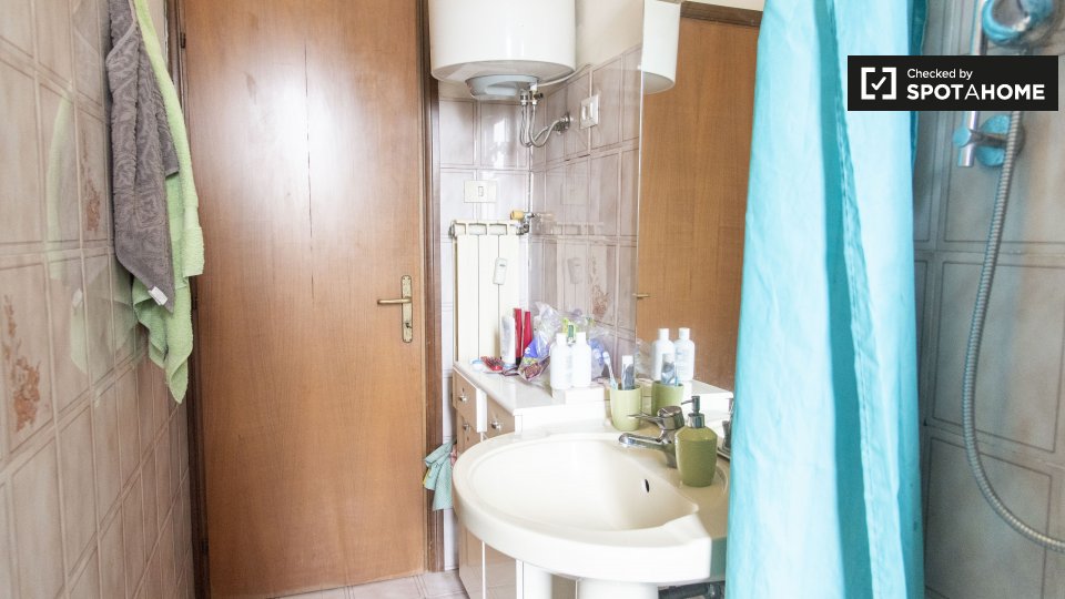 Immagine 9 di Camera condivisa in affitto  in Via Sinuessa a Roma