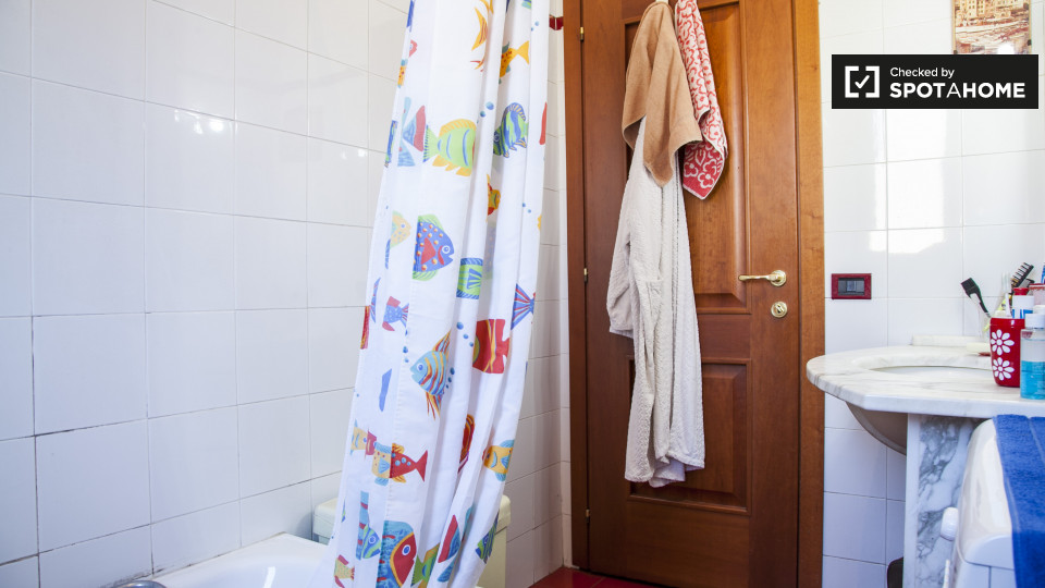 Immagine 13 di Camera condivisa in affitto  in Via dei Crispolti a Roma