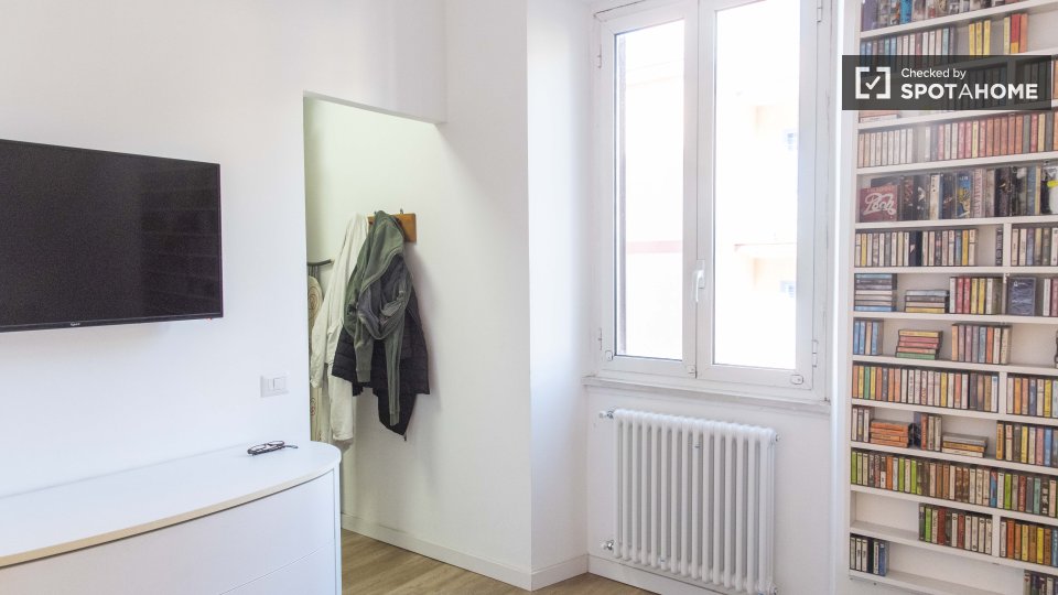 Immagine 1 di Camera condivisa in affitto  in Via Delle Azalee a Roma