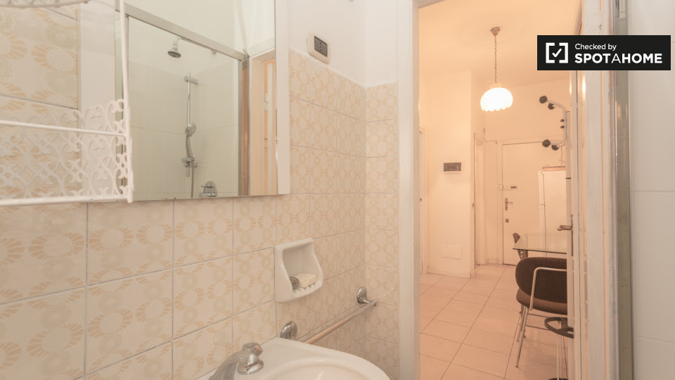 Immagine 15 di Camera condivisa in affitto  in Via Salasco a Milano