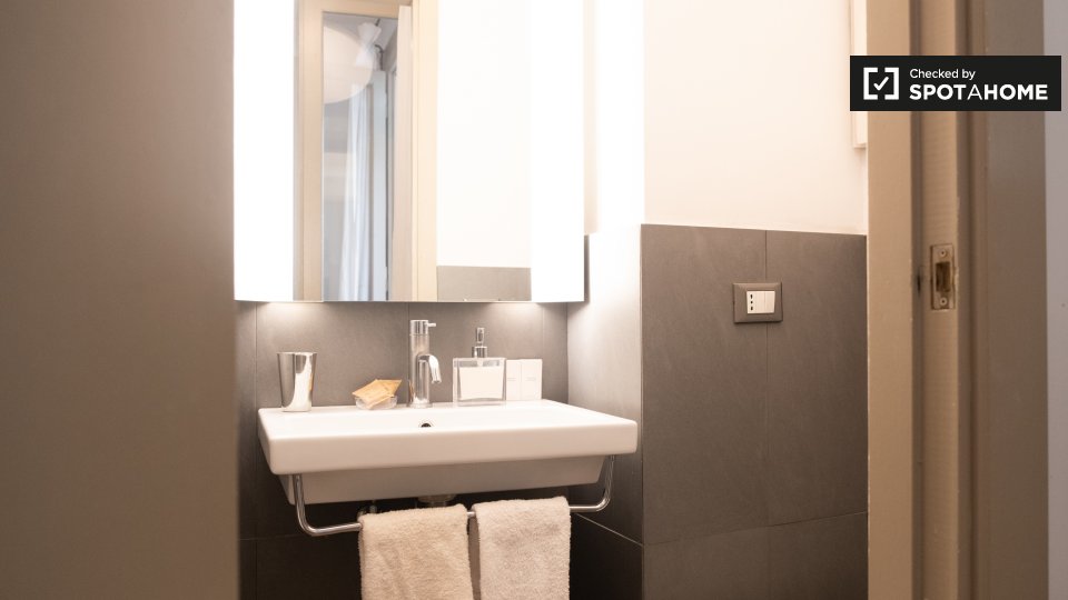 Immagine 9 di Ufficio in affitto  in Via del Banco di Santo Spirito a Roma