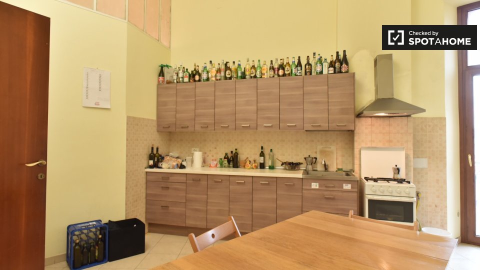 Immagine 5 di Camera condivisa in affitto  in Piazza Vittorio Emanuele II, 00185 Roma RM, Italy a Roma