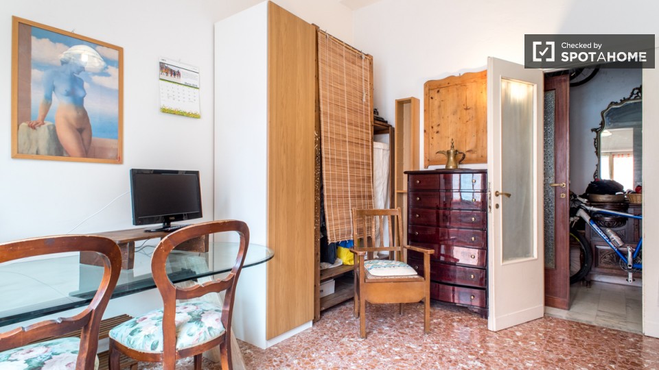 Immagine 13 di Camera condivisa in affitto  in Via Raffaele Balestra a Roma