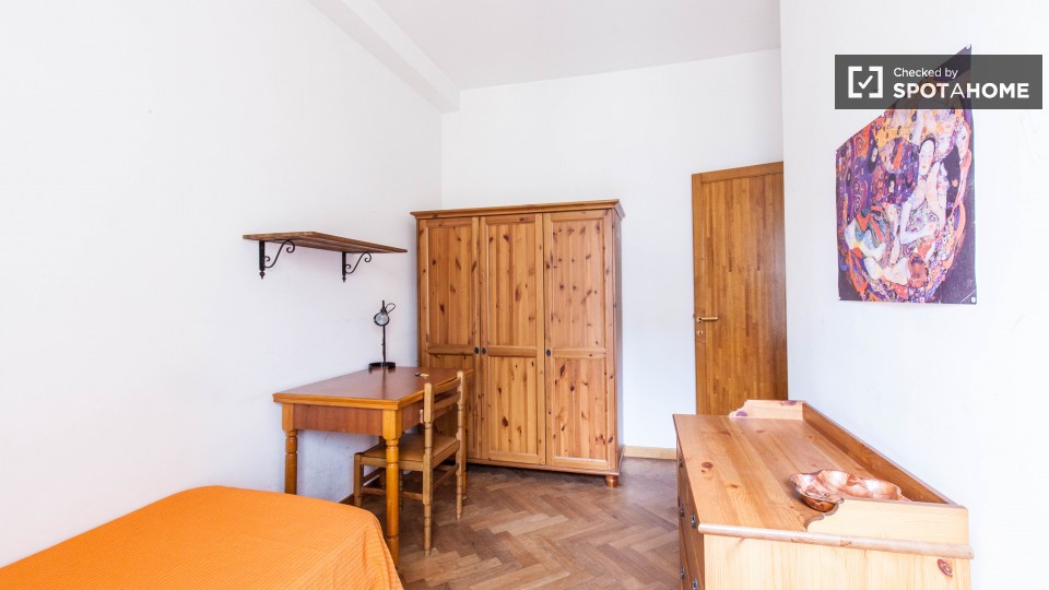 Immagine 2 di Camera condivisa in affitto  in Via Corinto a Roma