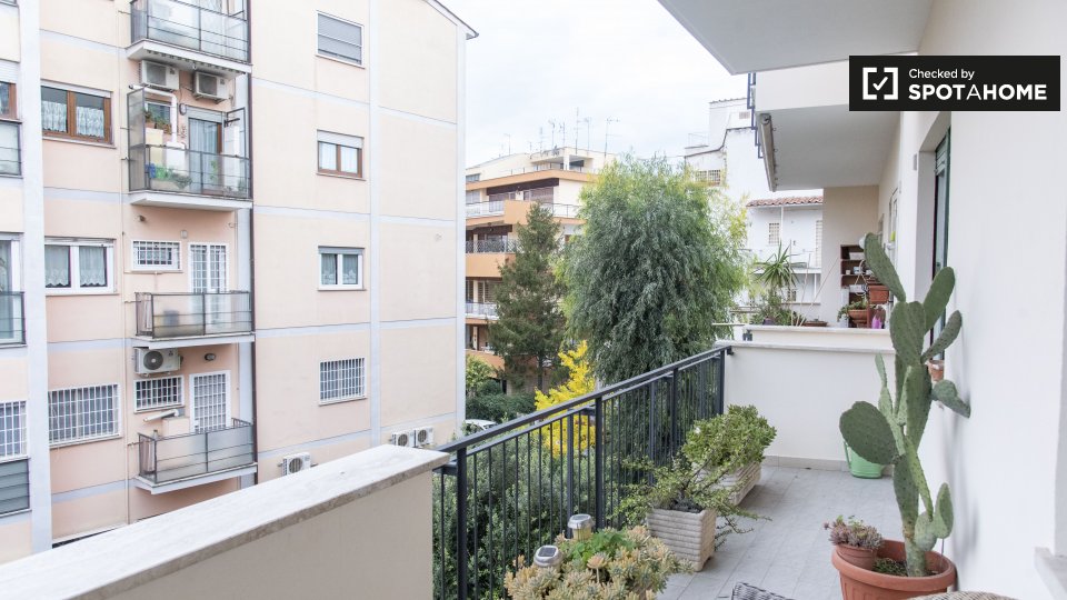 Immagine 17 di Camera condivisa in affitto  in Via Cremuzio Cordo a Roma