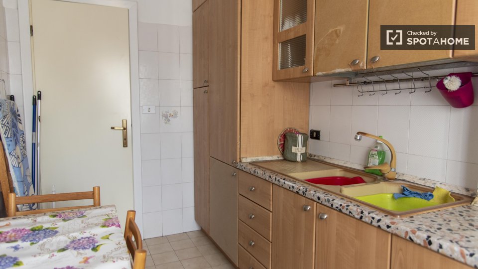 Immagine 3 di Appartamento in affitto  in Via Gian Luca Squarcialupo a Roma