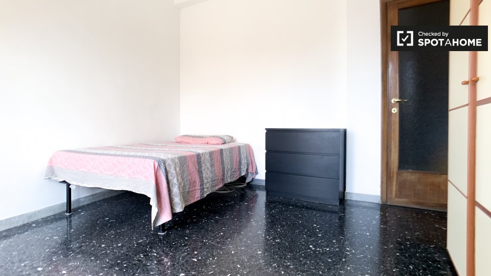 Immagine 2 di Camera condivisa in affitto  in Via Filippi, 00146 Roma RM, Italy a Roma