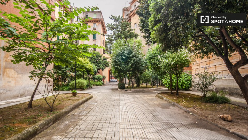 Immagine 17 di Camera condivisa in affitto  in Piazza Melozzo da Forlì, 00196 Roma RM, Italy a Roma