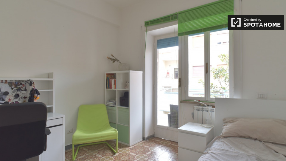 Immagine 11 di Camera condivisa in affitto  in Via Filippo Eredia a Roma