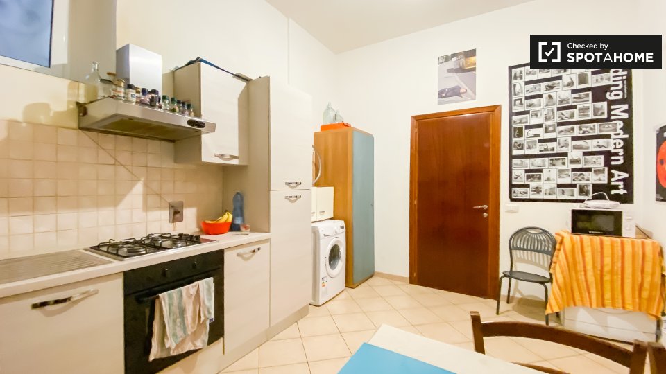 Immagine 11 di Camera condivisa in affitto  in Piazza Vittorio Emanuele II a Roma