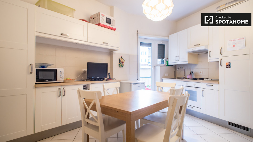 Immagine 6 di Camera condivisa in affitto  in Largo dei Colli Albani a Roma