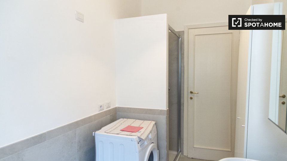 Immagine 17 di Camera condivisa in affitto  in Via Capo Miseno a Roma