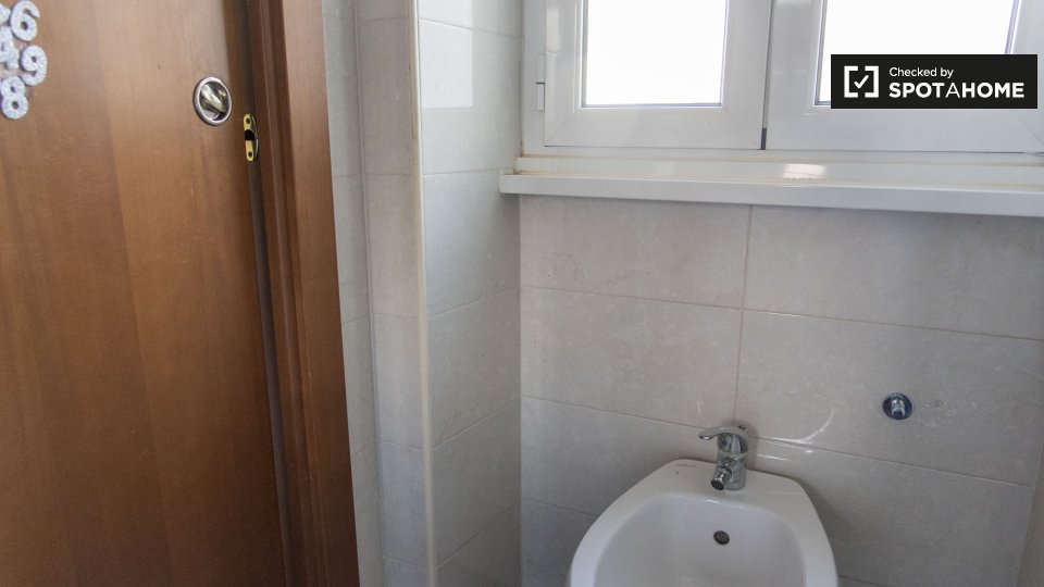 Immagine 18 di Camera condivisa in affitto  in Via Oderisi da Gubbio a Roma