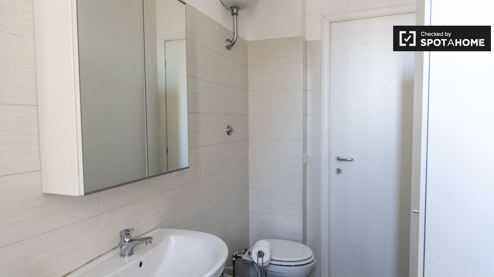 Immagine 17 di Camera condivisa in affitto  in Viale Etiopia a Roma