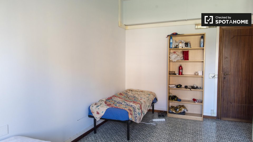 Immagine 12 di Camera condivisa in affitto  in Via Siria a Roma
