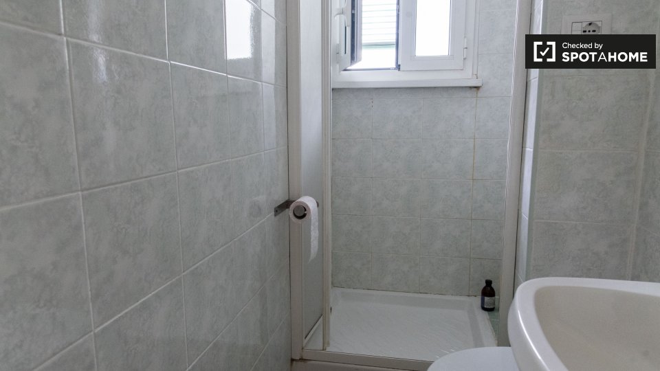 Immagine 8 di Camera condivisa in affitto  in Via Giacomo Trevis a Roma