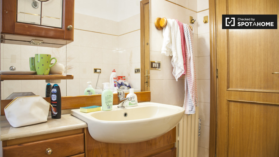 Immagine 11 di Camera condivisa in affitto  in Via Sestio Menas a Roma