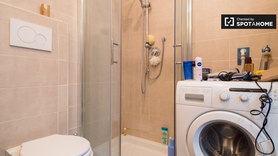 Immagine 12 di Camera condivisa in affitto  in Via Casilina a Roma