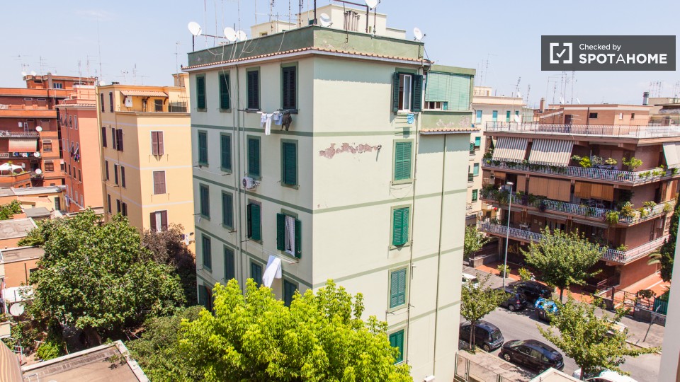 Immagine 12 di Camera condivisa in affitto  in Via dei Platani a Roma