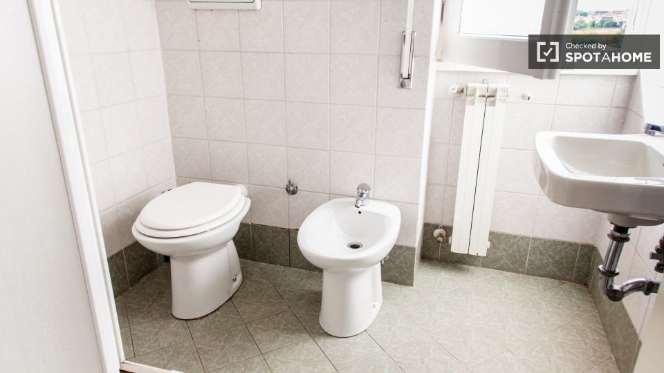 Immagine 11 di Camera condivisa in affitto  in Viale Jonio a Roma