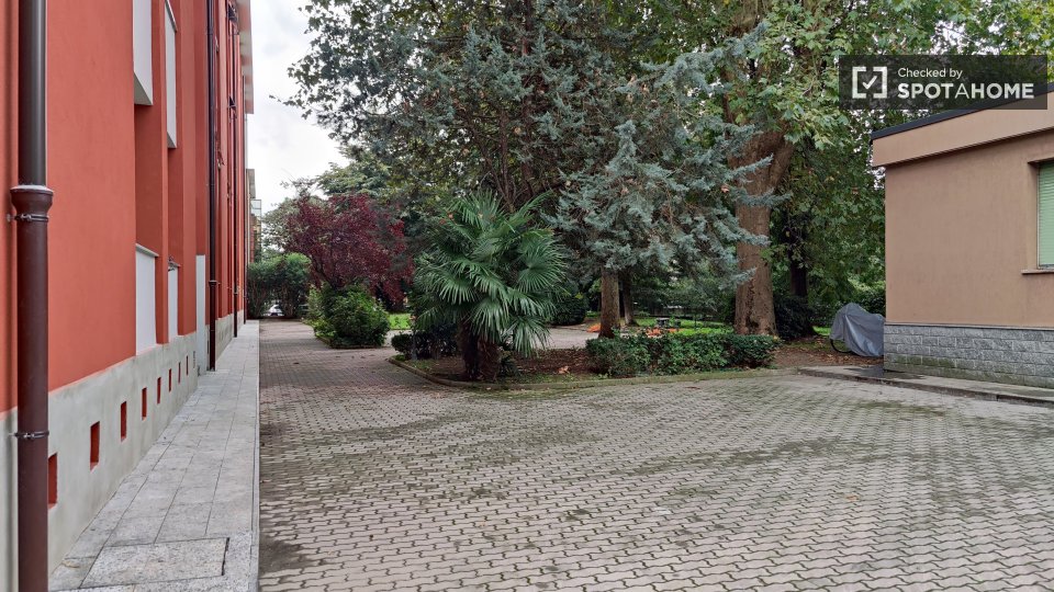 Immagine 17 di Camera condivisa in affitto  in via Barzoni a Milano