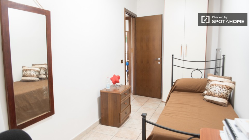 Immagine 2 di Camera condivisa in affitto  in Via Ostiense a Roma